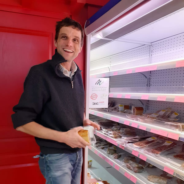 Notre producteur mettant ses produits en rayon